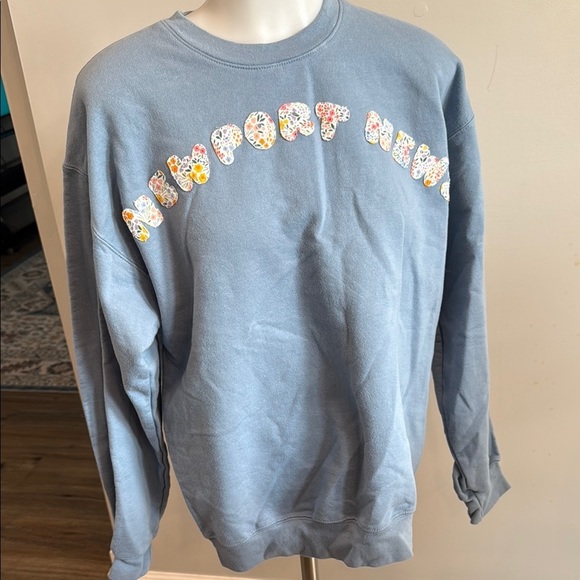 Gildan Medium Newport News Virginia Soft Midweight Floral Blue Sweatshirt - Picture 1 of 9